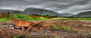 mendhak: Rusty wheelbarrow